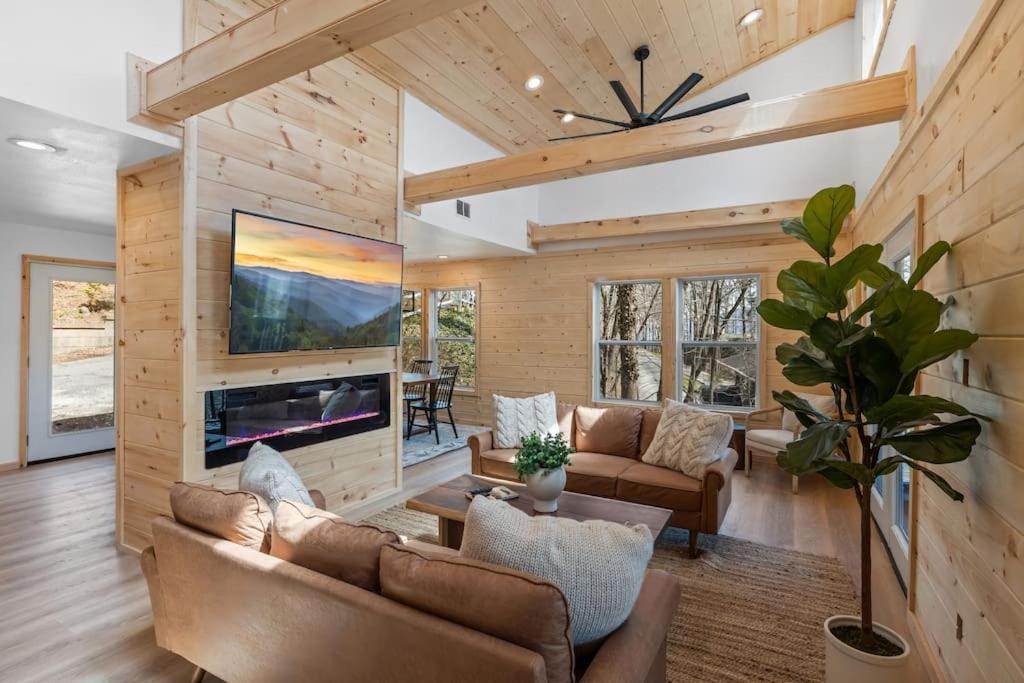 New! Modern Cabin With Two Decks, Bar & Game Room! Gatlinburg Dış mekan fotoğraf