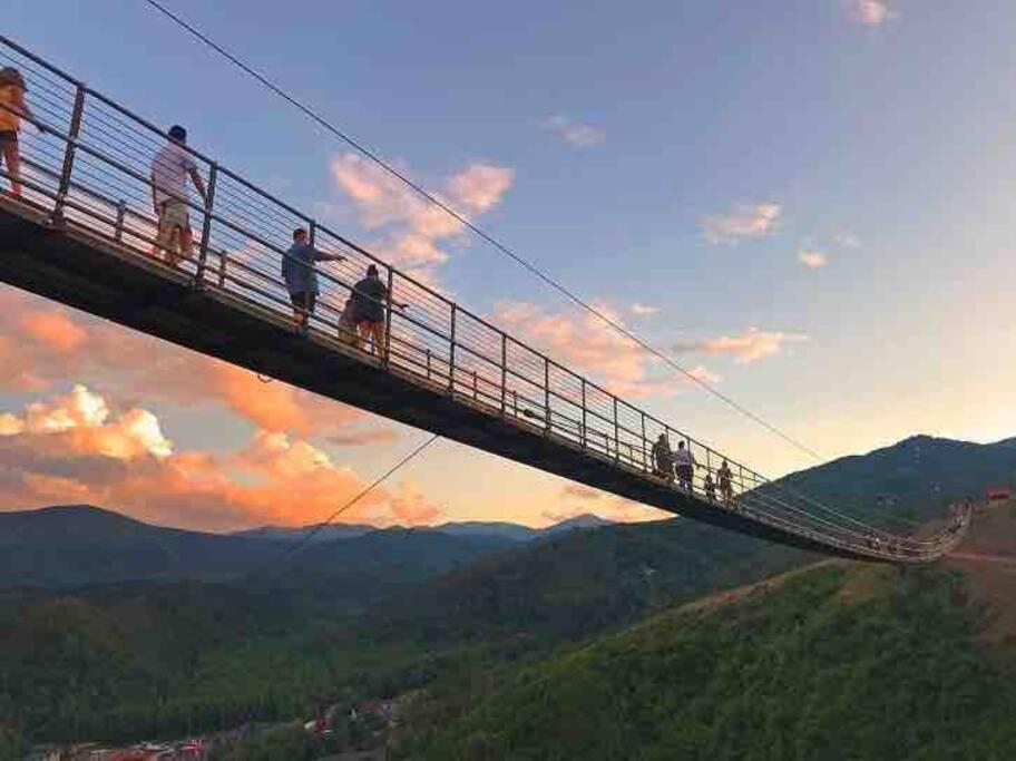 New! Modern Cabin With Two Decks, Bar & Game Room! Gatlinburg Dış mekan fotoğraf