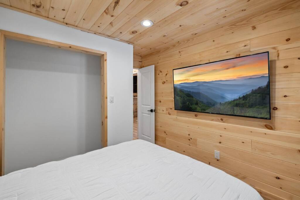 New! Modern Cabin With Two Decks, Bar & Game Room! Gatlinburg Dış mekan fotoğraf